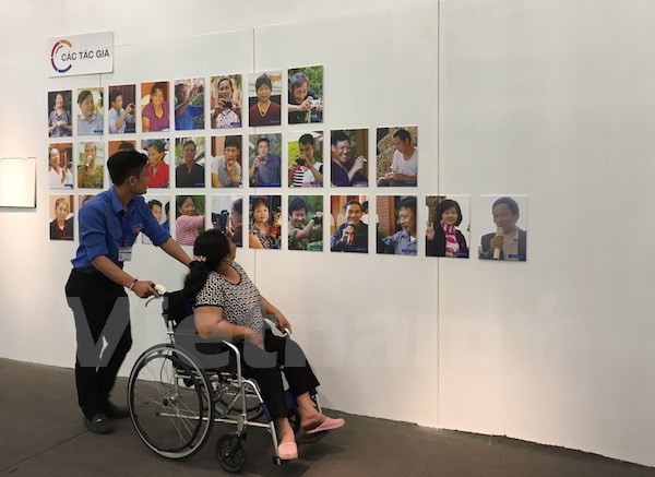 Life of handicapped people featured at exhibition - ảnh 1